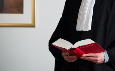 ‘Vloekende’ advocaat ontloopt schorsing